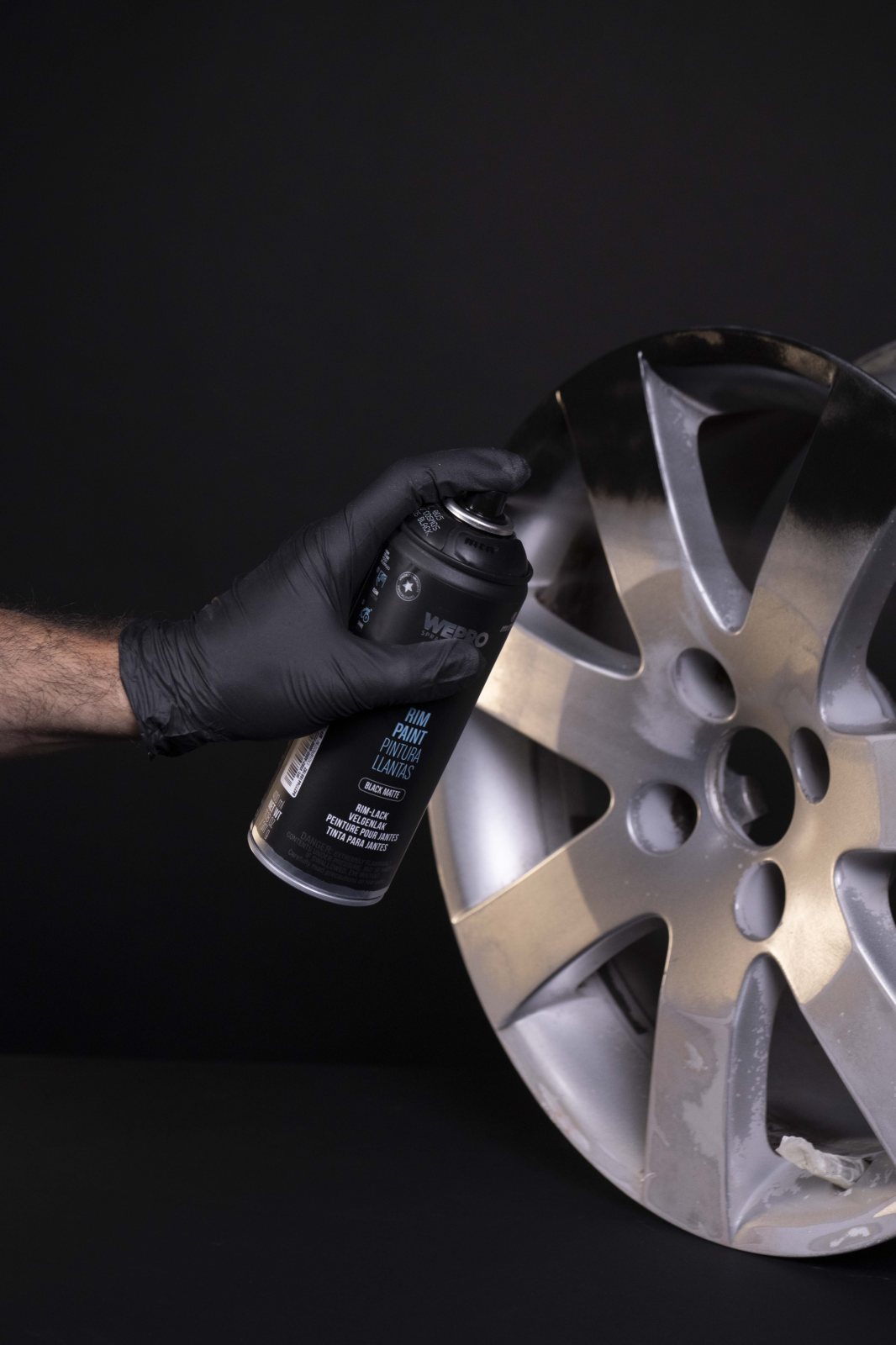 První vrstva černé matné barvy na alu disk sprejem WEPRO Rim Paint
